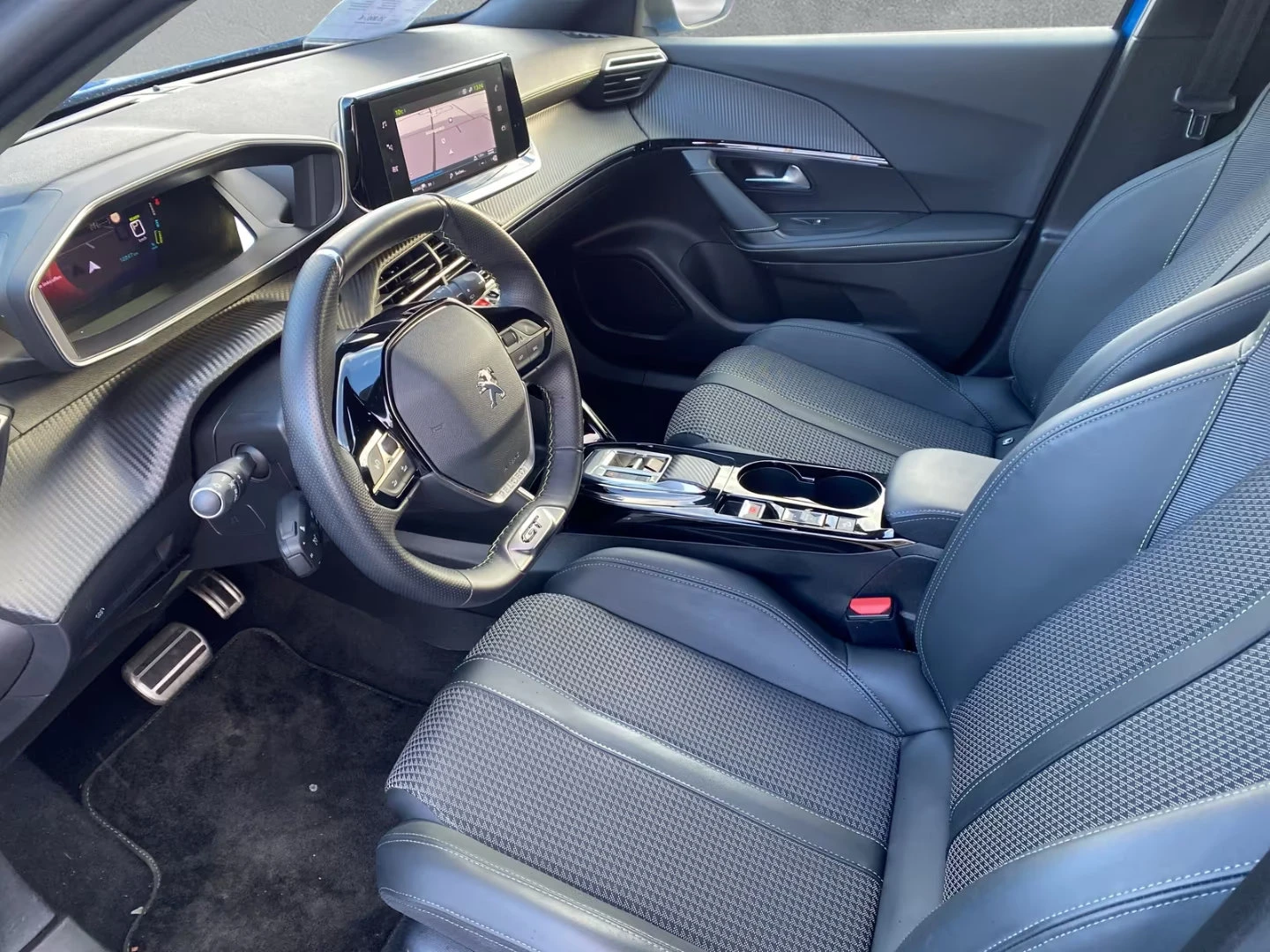 Peugeot 2008 e-GT/136HP/FACELIFT/CAM/CPLAY/DIGI/LED/NAVI/257q, снимка 6 - Автомобили и джипове - 54426913