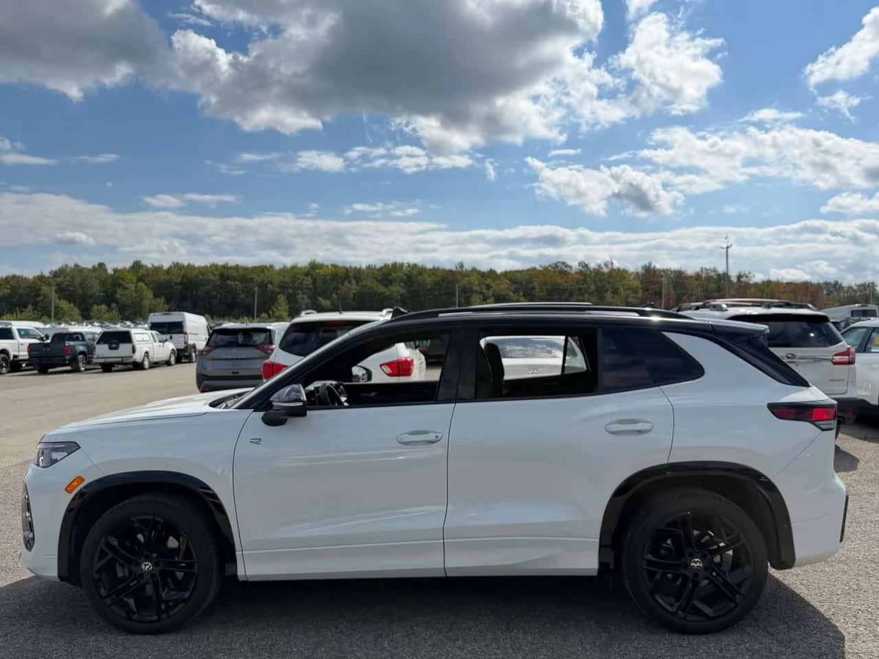 VW Tiguan * Comfortline R Line Black Edition * CARFAX * , снимка 2 - Автомобили и джипове - 56270773