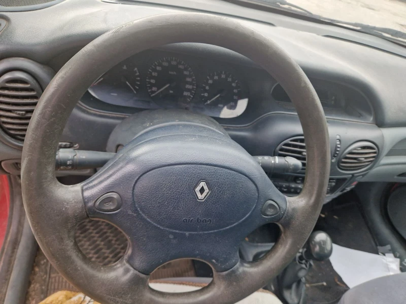 Renault Megane 1.9, снимка 5 - Автомобили и джипове - 52645245