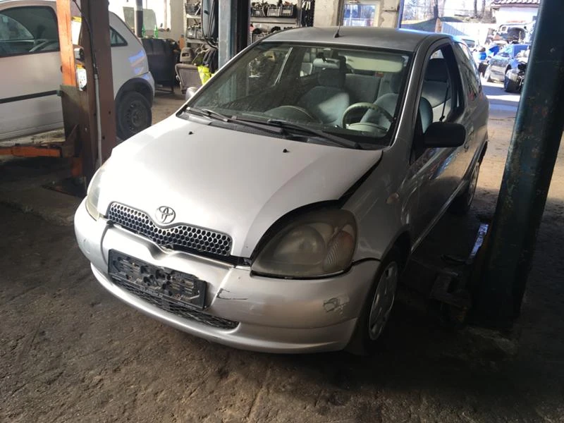 Toyota Yaris 1.0, снимка 1 - Автомобили и джипове - 32034815