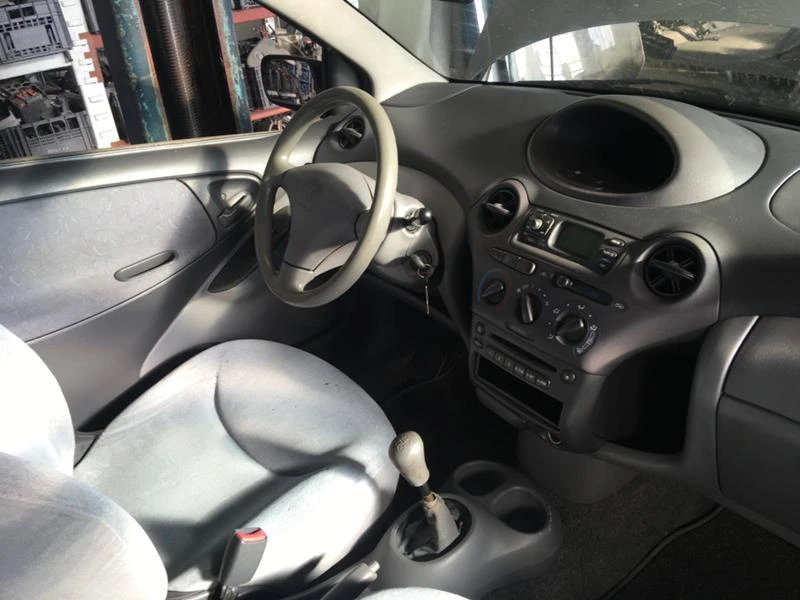 Toyota Yaris 1.0, снимка 3 - Автомобили и джипове - 32034815