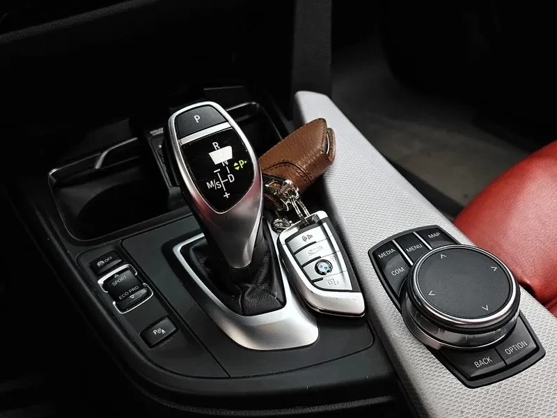 BMW 320 i, снимка 9 - Автомобили и джипове - 54592492