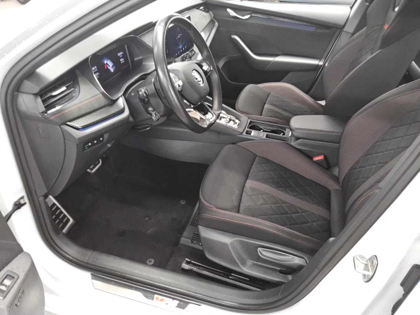 Skoda Octavia KOMBI/RS/2.0TSI/LED/NAVI/245HP/119D - изображение 4