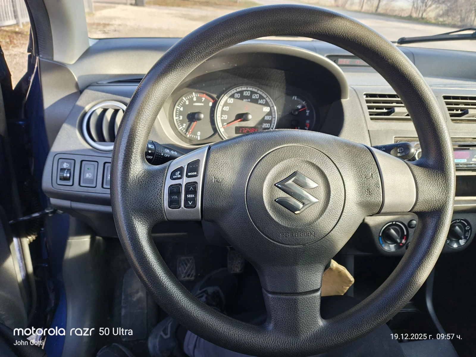 Suzuki Swift 1.5i klimatik 101k.c. Evro 4  - изображение 10