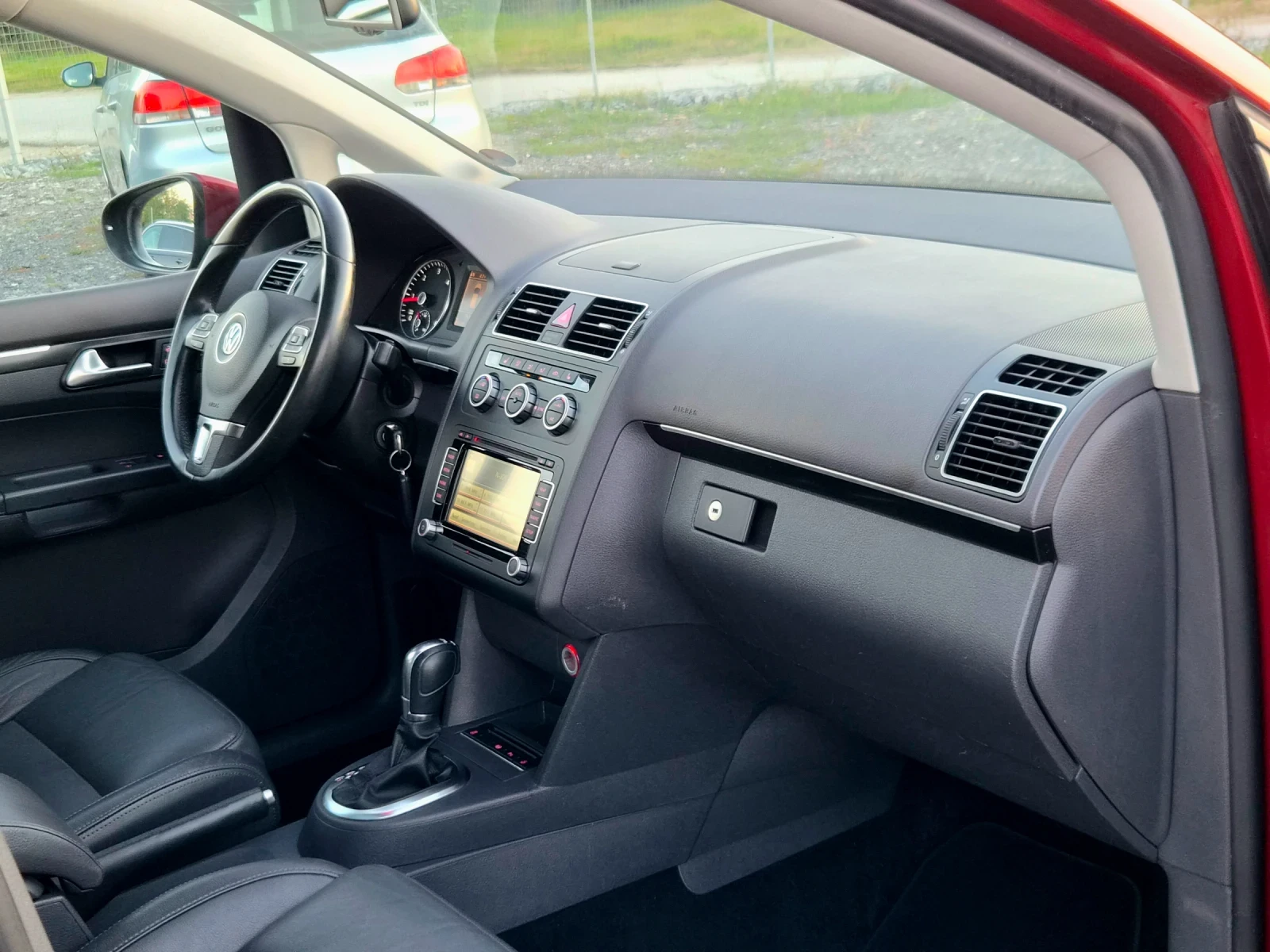 VW Touran 2.0'TDI* LED, NAVI PANORAMA FULL, снимка 8 - Автомобили и джипове - 56089882