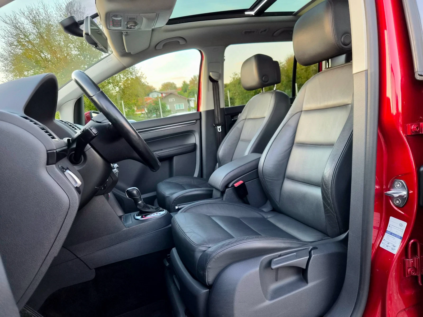VW Touran 2.0'TDI* LED, NAVI PANORAMA FULL, снимка 12 - Автомобили и джипове - 56089882