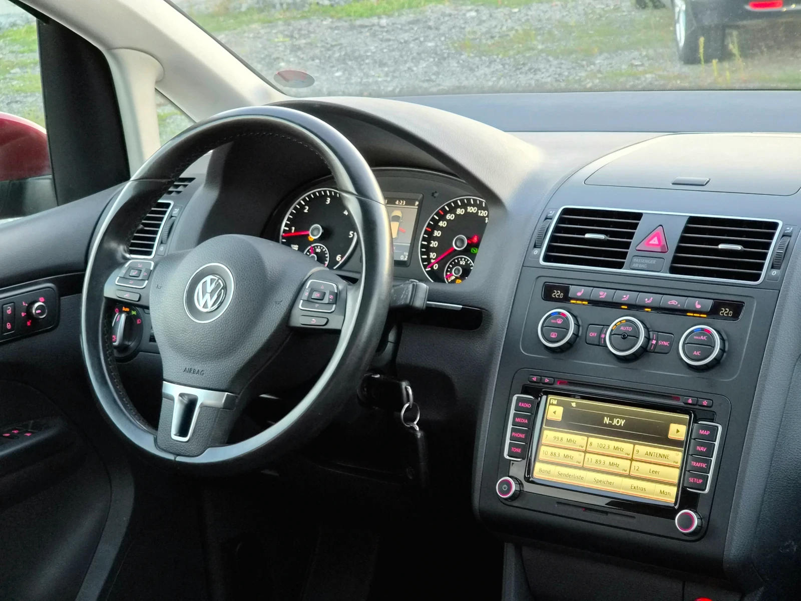 VW Touran 2.0'TDI* LED, NAVI PANORAMA FULL, снимка 10 - Автомобили и джипове - 56089882