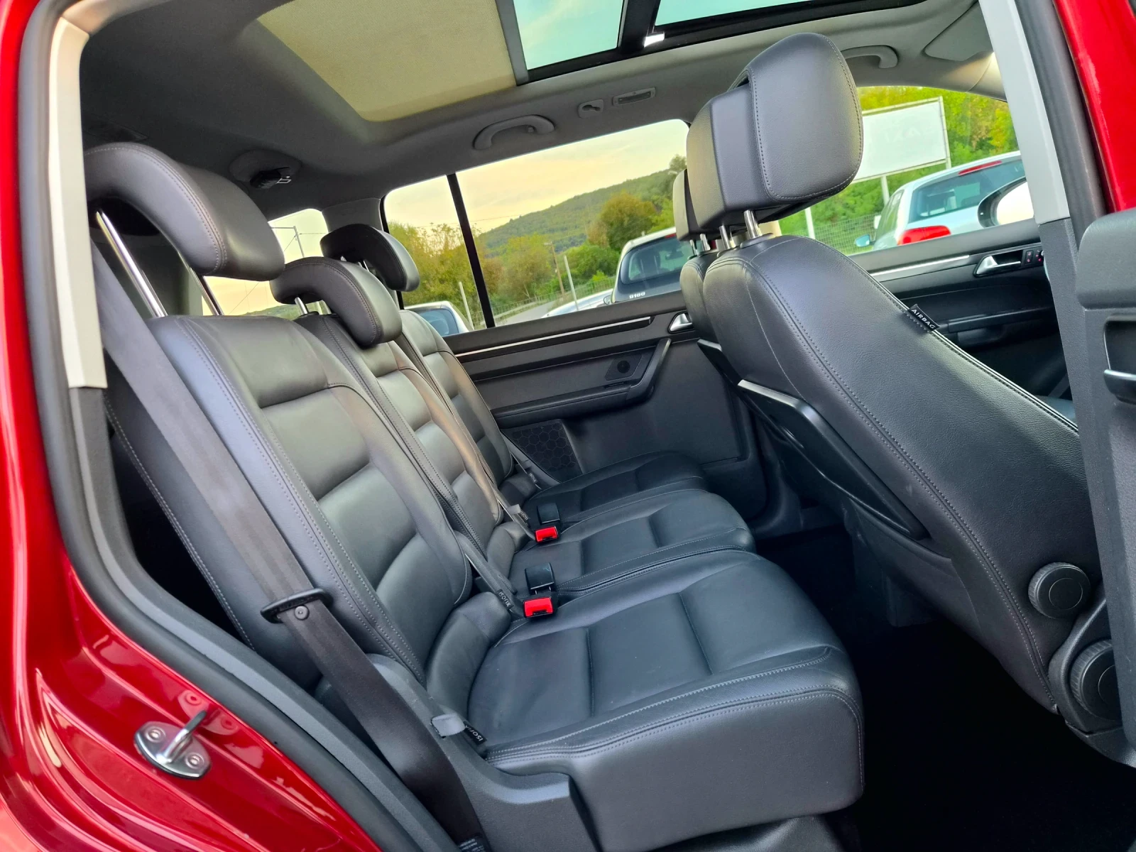VW Touran 2.0'TDI* LED, NAVI PANORAMA FULL, снимка 14 - Автомобили и джипове - 56089882