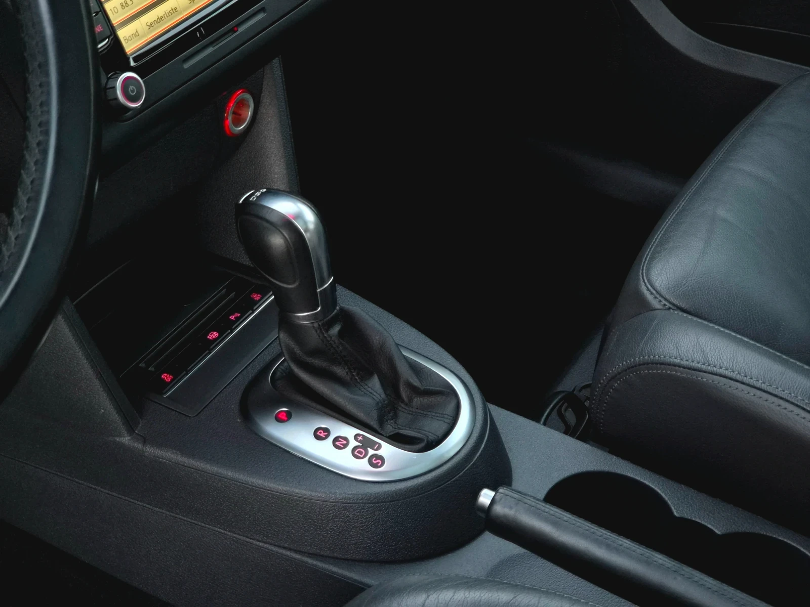 VW Touran 2.0'TDI* LED, NAVI PANORAMA FULL, снимка 15 - Автомобили и джипове - 56089882