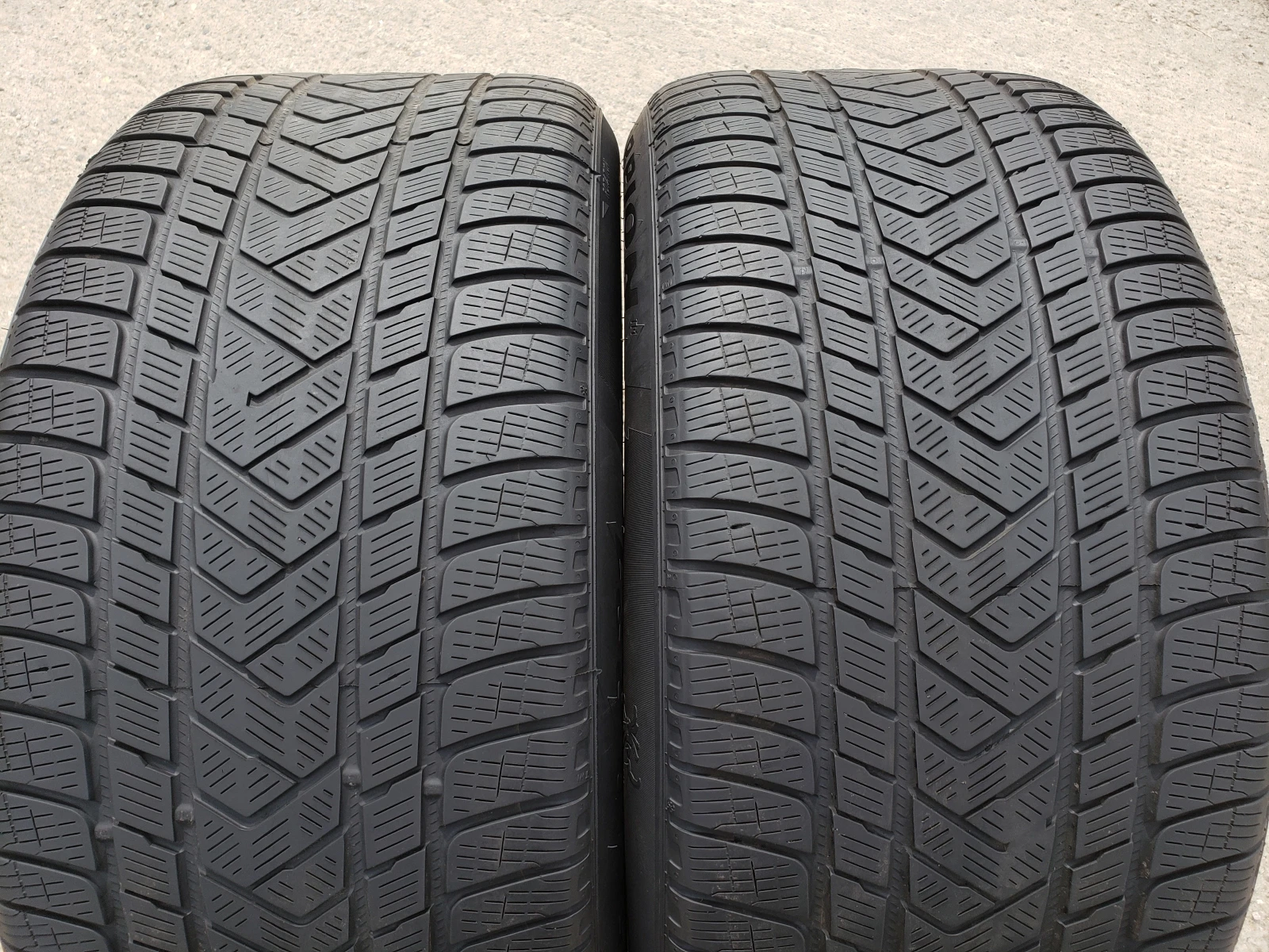 Гуми Зимни 315/40R21, снимка 2 - Гуми и джанти - 56223377