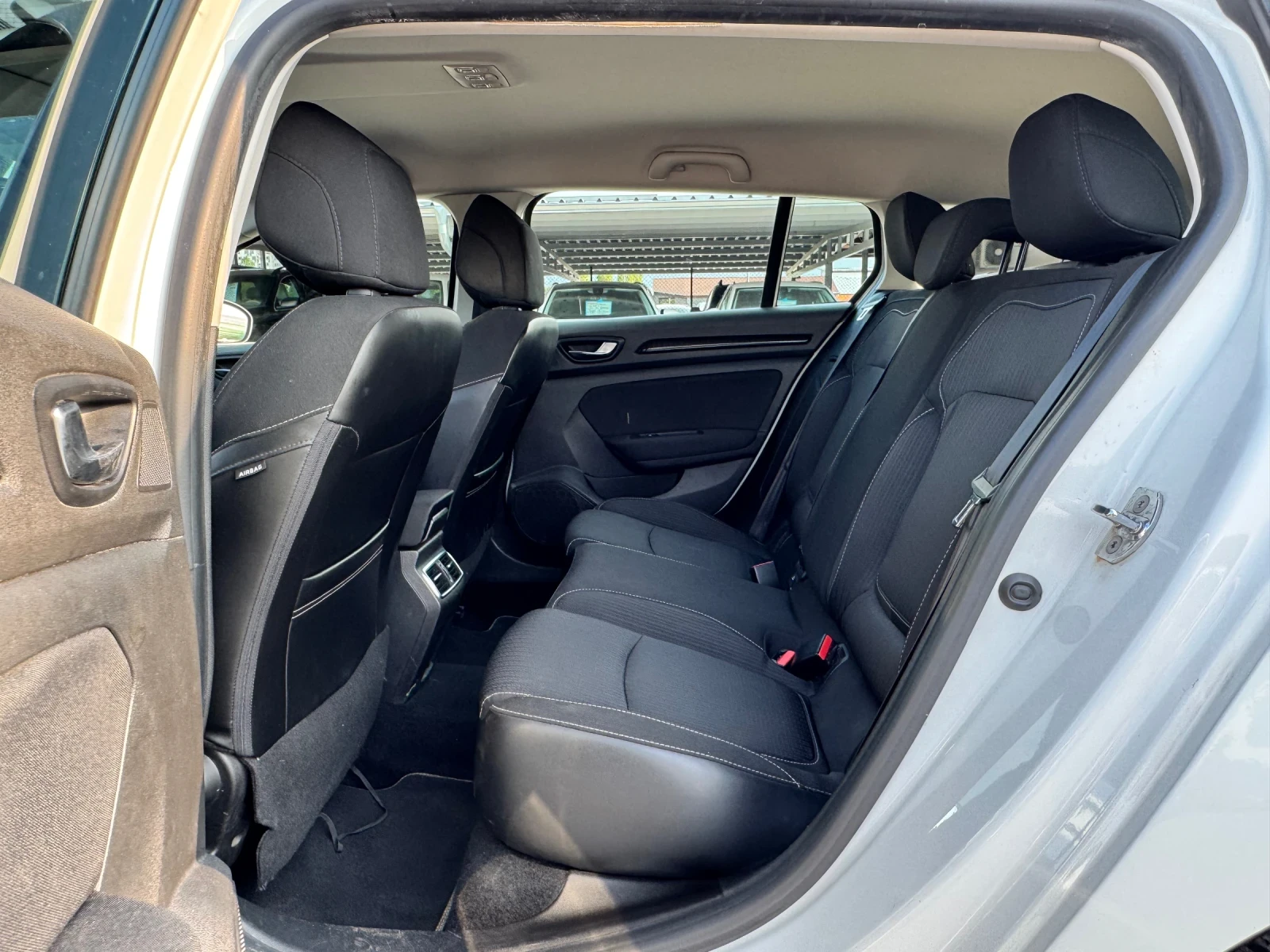 Renault Megane 1.5DCI АВТОМАТ ВСИЧКО ПЛАТЕНО - изображение 9
