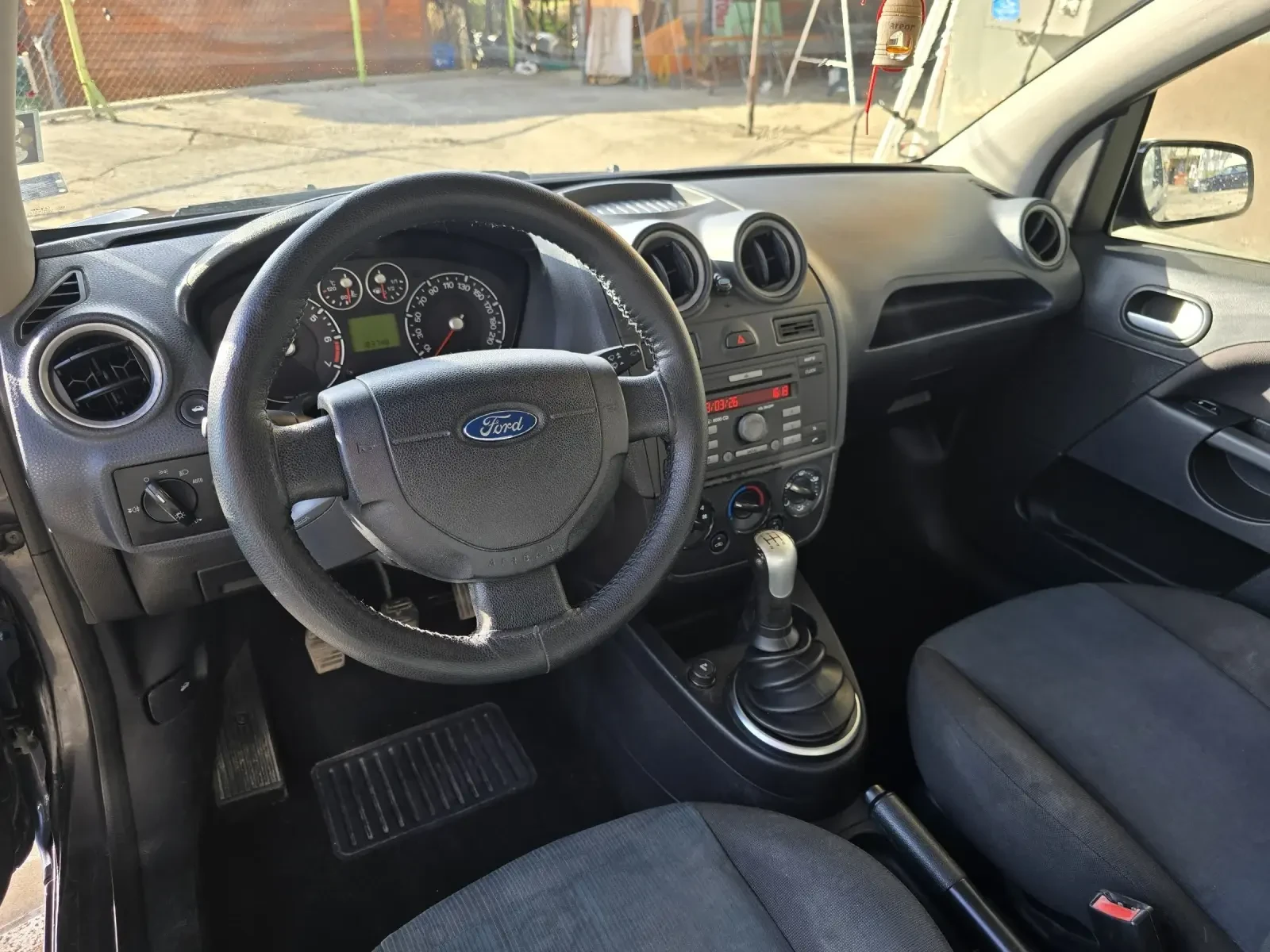 Ford Fiesta 1.4i 80кс КЛИМАТИК, снимка 9 - Автомобили и джипове - 53852996