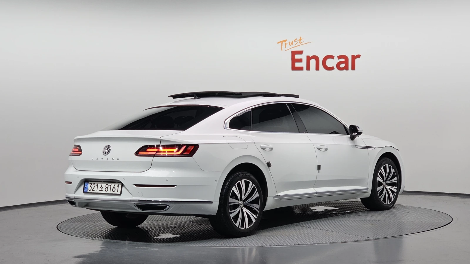 VW Arteon 2.0 TDI* BLIND SPOT* МАСАЖ* ЕЛ. БАГАЖНИК* ЛЮК* КРА, снимка 2 - Автомобили и джипове - 55496245