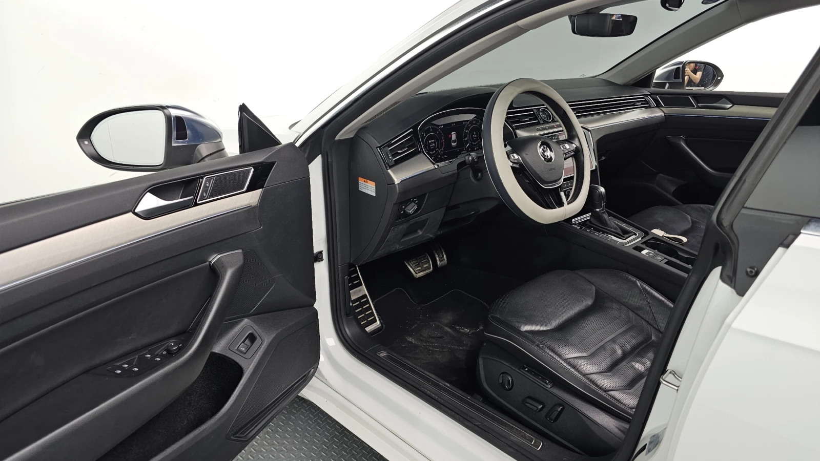 VW Arteon 2.0 TDI* BLIND SPOT* МАСАЖ* ЕЛ. БАГАЖНИК* ЛЮК* КРА, снимка 11 - Автомобили и джипове - 55496245