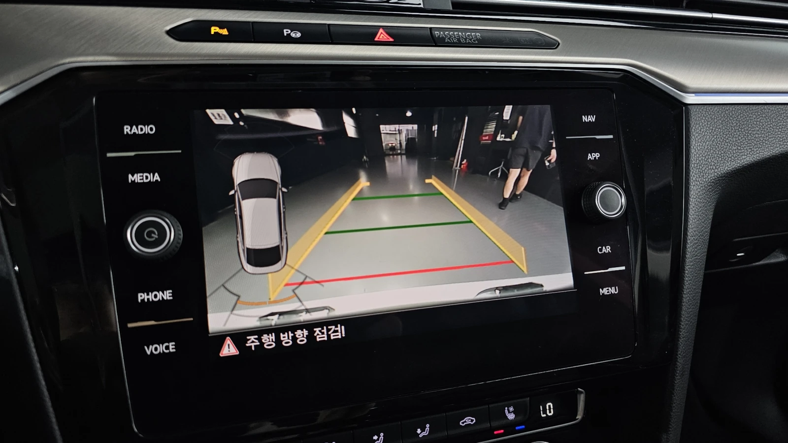 VW Arteon 2.0 TDI* BLIND SPOT* МАСАЖ* ЕЛ. БАГАЖНИК* ЛЮК* КРА, снимка 15 - Автомобили и джипове - 55496245