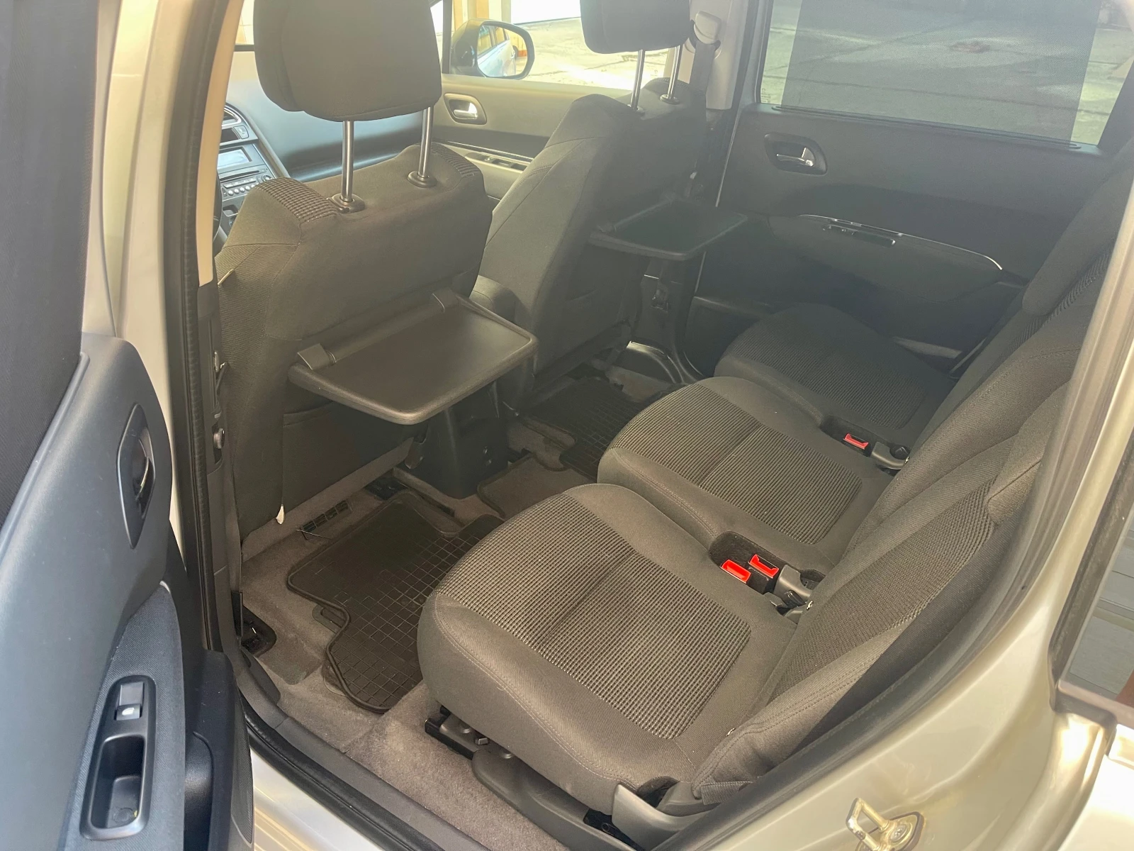 Peugeot 5008 1.6BlueHDi, Facelift, снимка 7 - Автомобили и джипове - 56275289