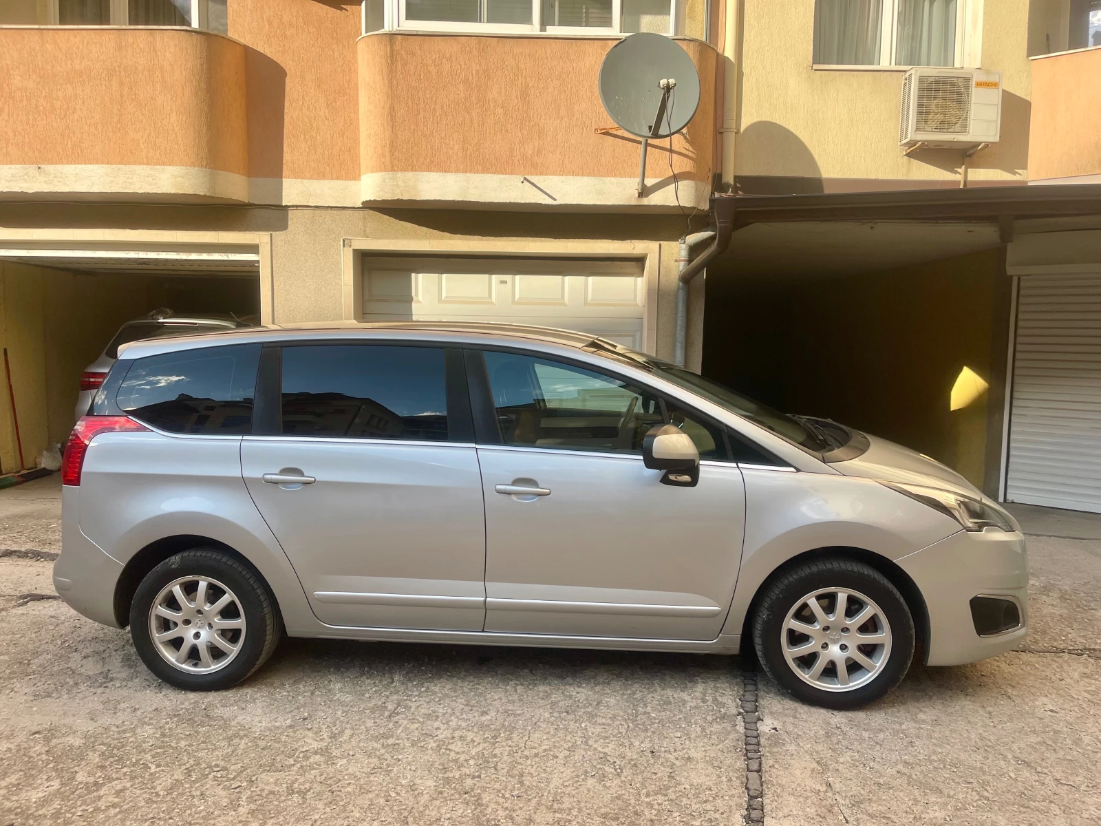 Peugeot 5008 1.6BlueHDi, Facelift, снимка 5 - Автомобили и джипове - 56275289