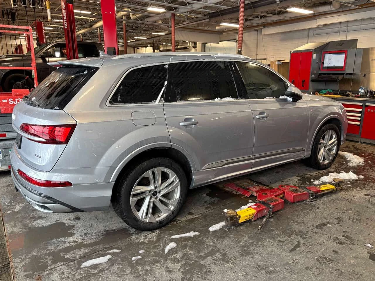 Audi Q7 KOMFORT * 360* ПАНОРАМА* ДВА ЧИФТА ГУМИ/ДЖНАНИ* , снимка 4 - Автомобили и джипове - 53842388