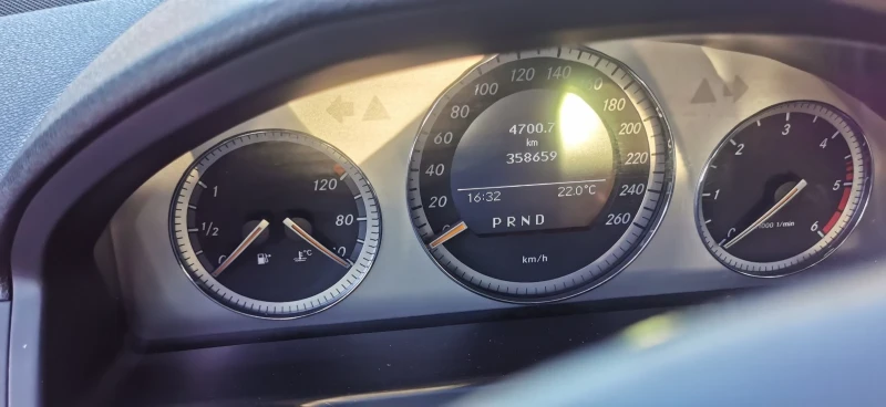 Mercedes-Benz C 320, снимка 11 - Автомобили и джипове - 53253975