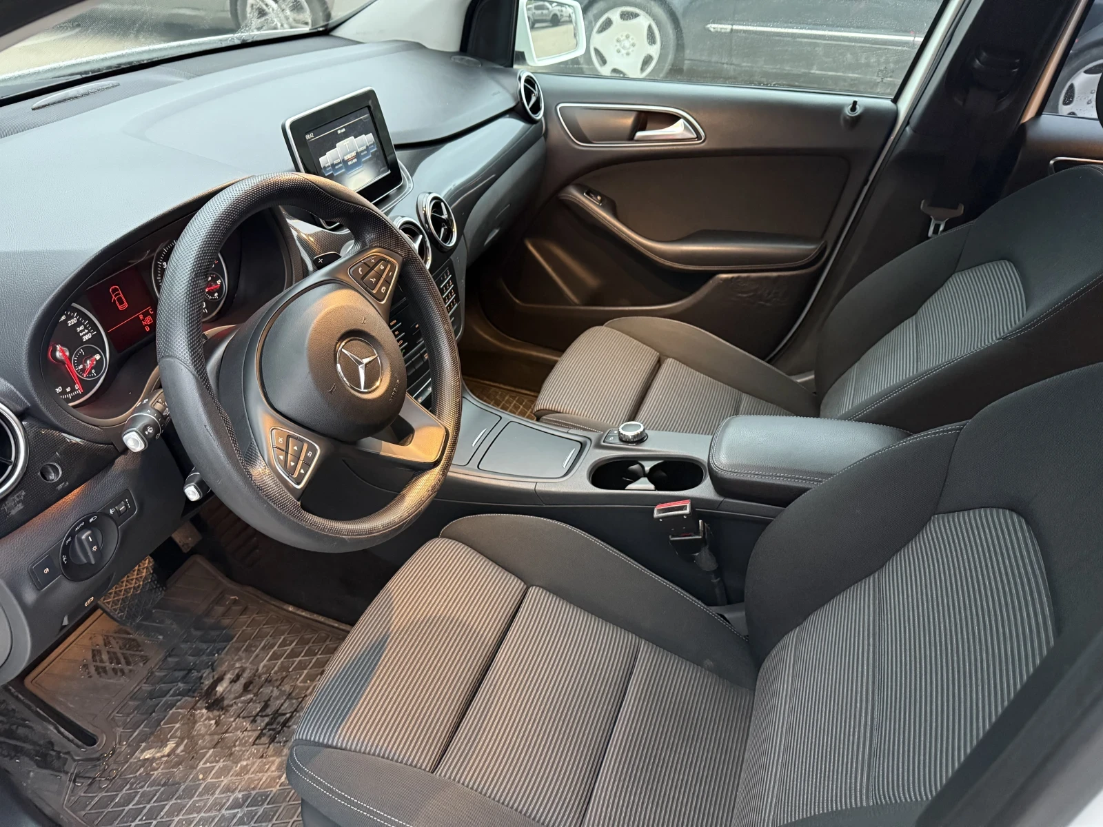 Mercedes-Benz B 220  - изображение 8