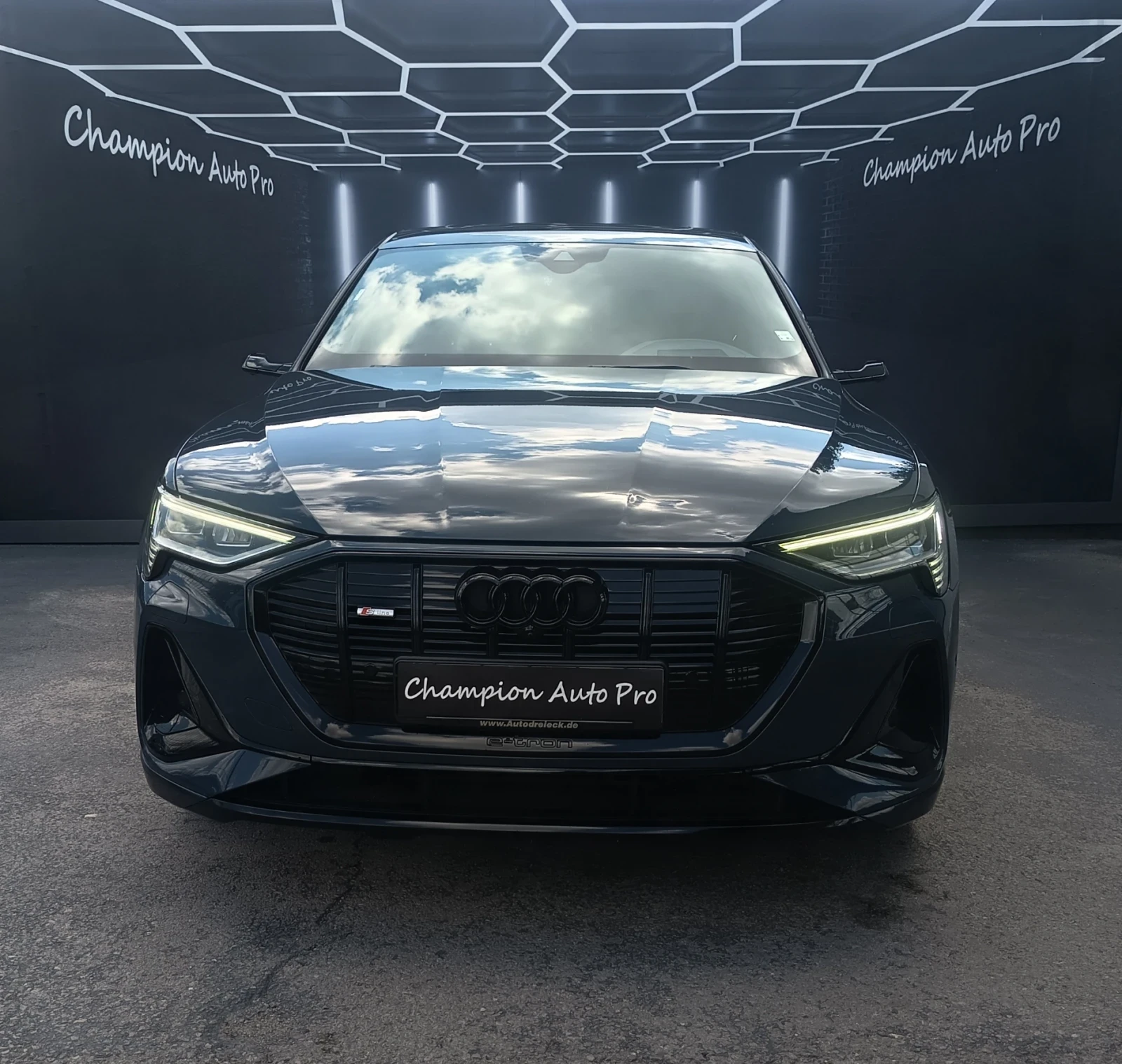 Audi E-Tron 55/Sportback/S-Line/Pano/Hud/360* /B&O, снимка 2 - Автомобили и джипове - 55296015
