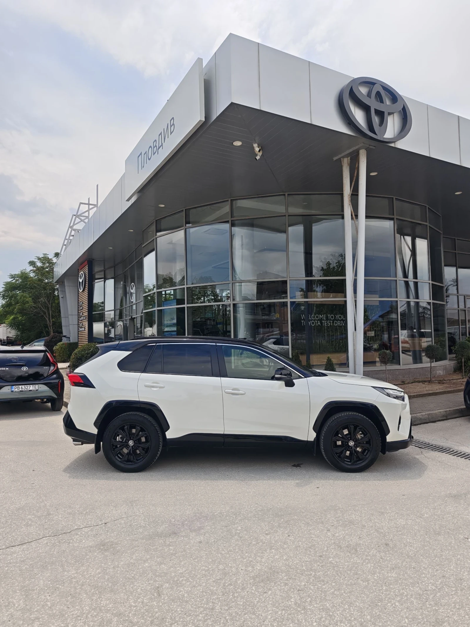 Toyota Rav4 4х4, ДИСТРОНИК, ПОГРЕВ, КАМЕРА, ФУЛ! , снимка 3 - Автомобили и джипове - 54974294