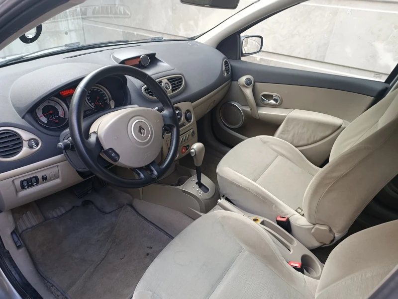 Renault Clio 1.6, снимка 10 - Автомобили и джипове - 52974555