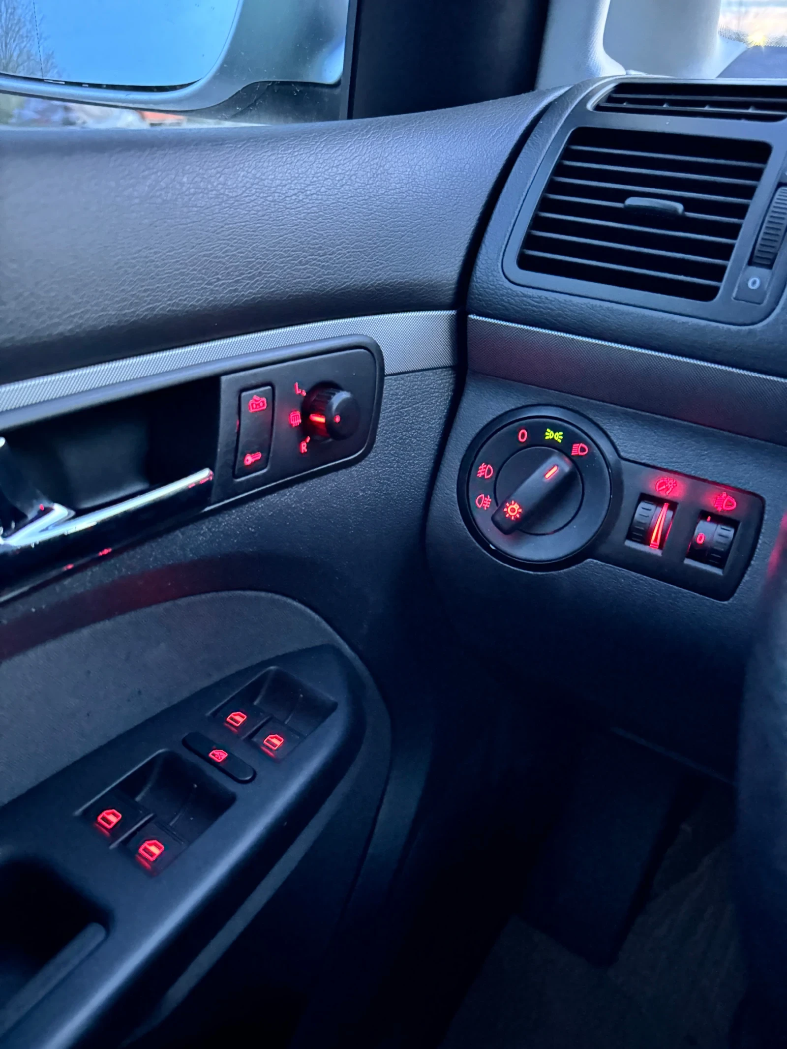 VW Touran 2.0 TDI  - изображение 8