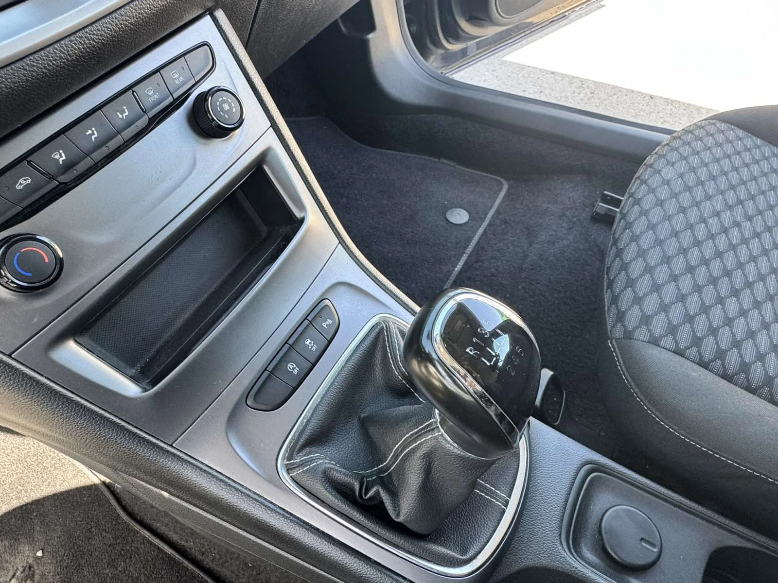 Opel Astra 1.6 CDTI, снимка 9 - Автомобили и джипове - 53903058