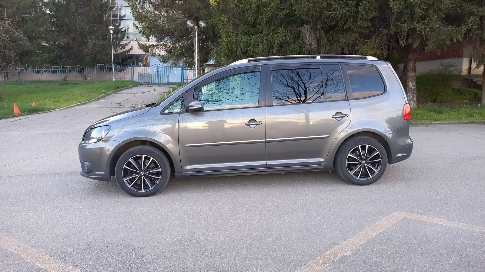 VW Touran 2.0tdi 140кс , снимка 6 - Автомобили и джипове - 54140945