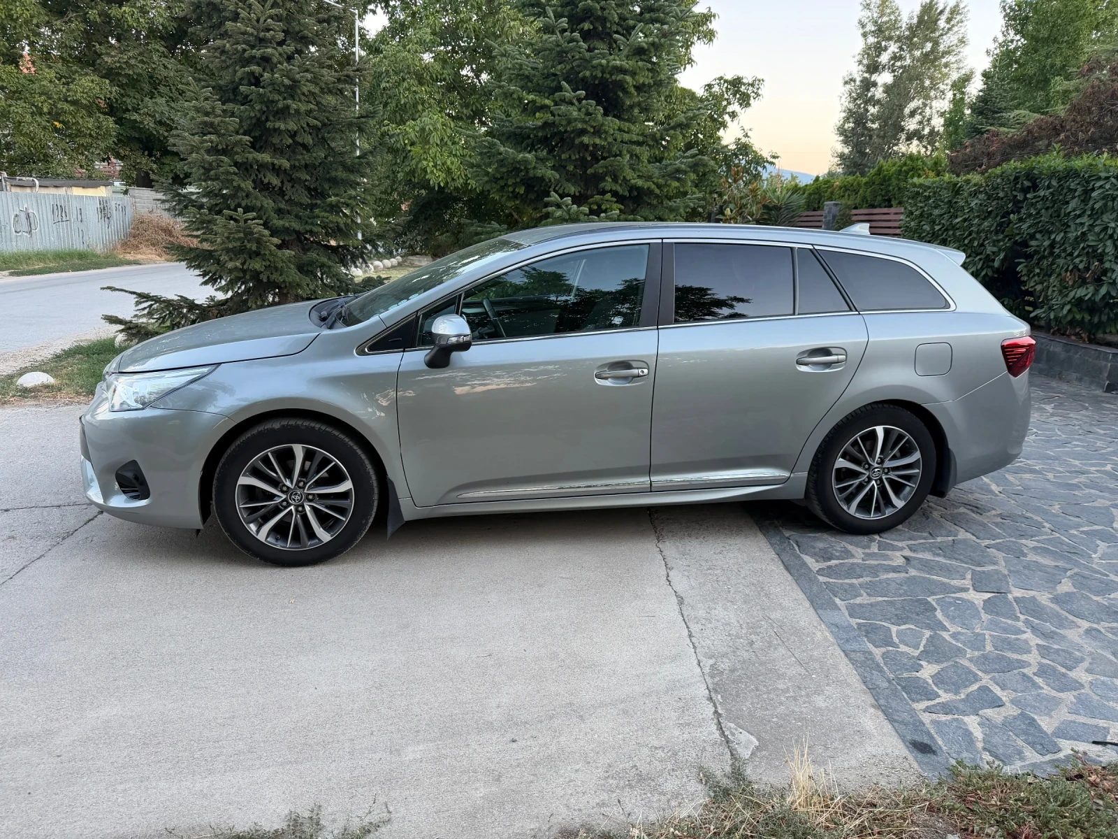Toyota Avensis 1.8i Автомат, снимка 8 - Автомобили и джипове - 56017378