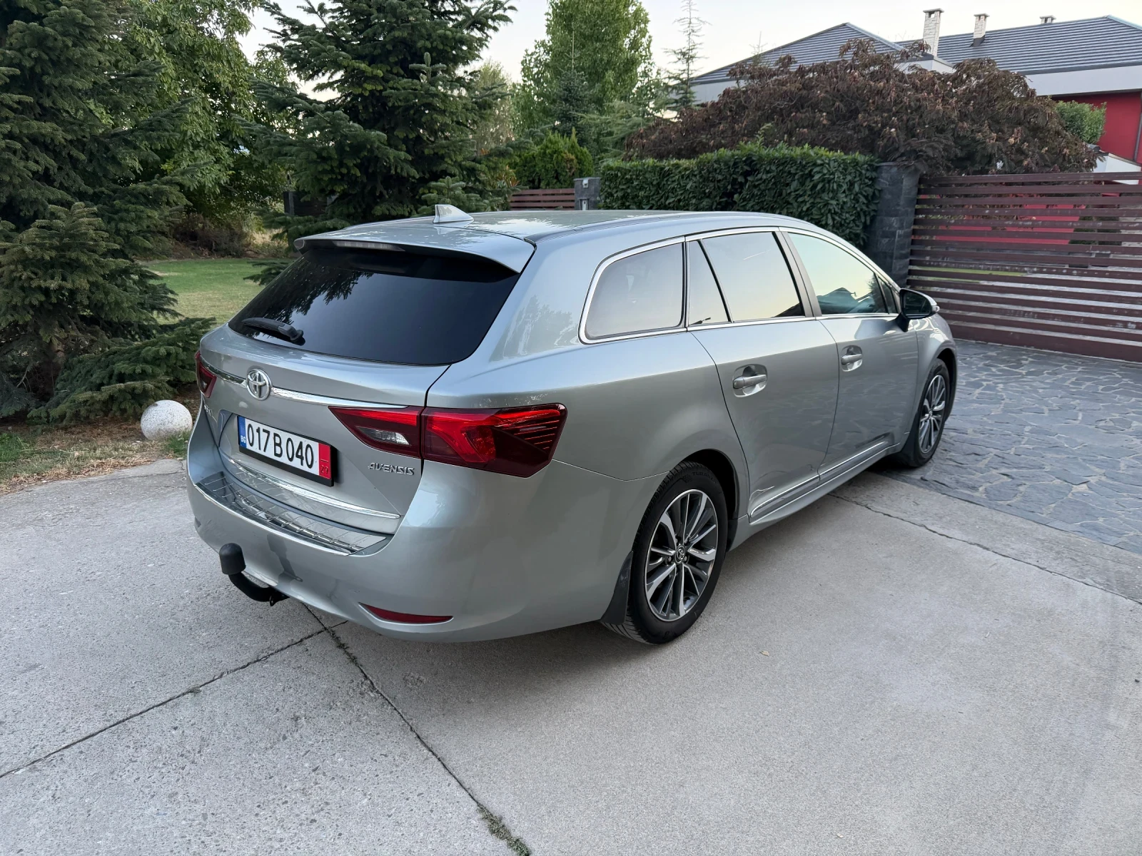 Toyota Avensis 1.8i Автомат, снимка 5 - Автомобили и джипове - 56017378