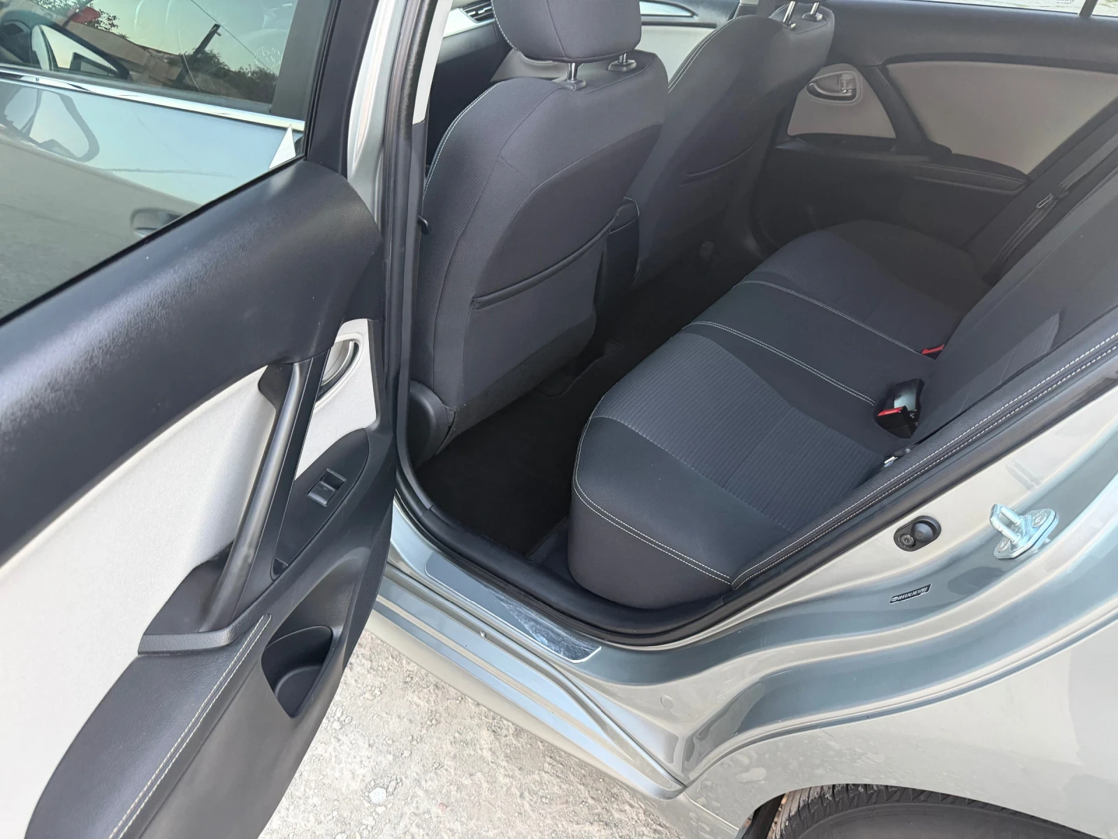 Toyota Avensis 1.8i Автомат, снимка 15 - Автомобили и джипове - 56017378