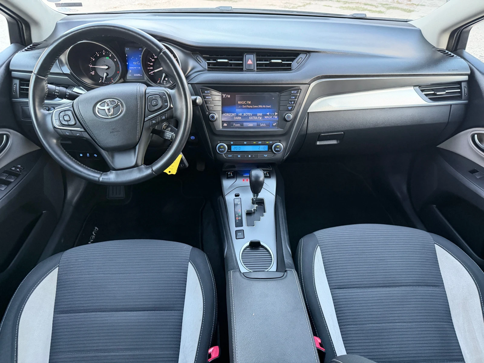 Toyota Avensis 1.8i Автомат, снимка 9 - Автомобили и джипове - 56017378