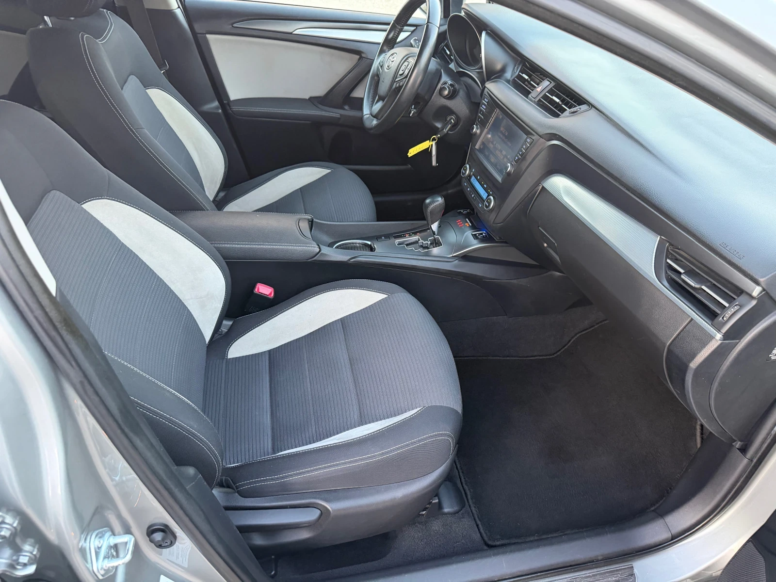 Toyota Avensis 1.8i Автомат, снимка 14 - Автомобили и джипове - 56017378