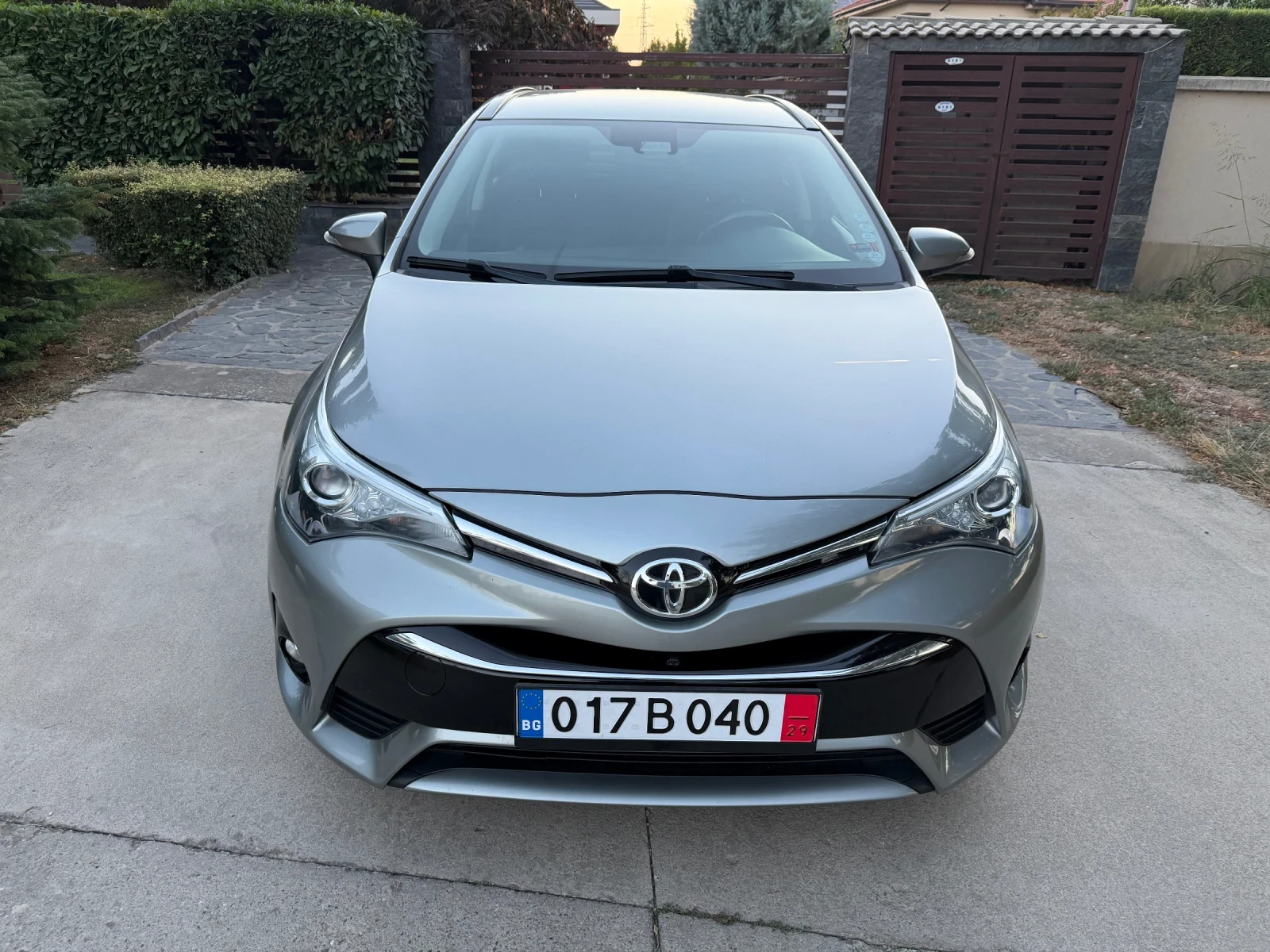 Toyota Avensis 1.8i Автомат, снимка 2 - Автомобили и джипове - 56017378
