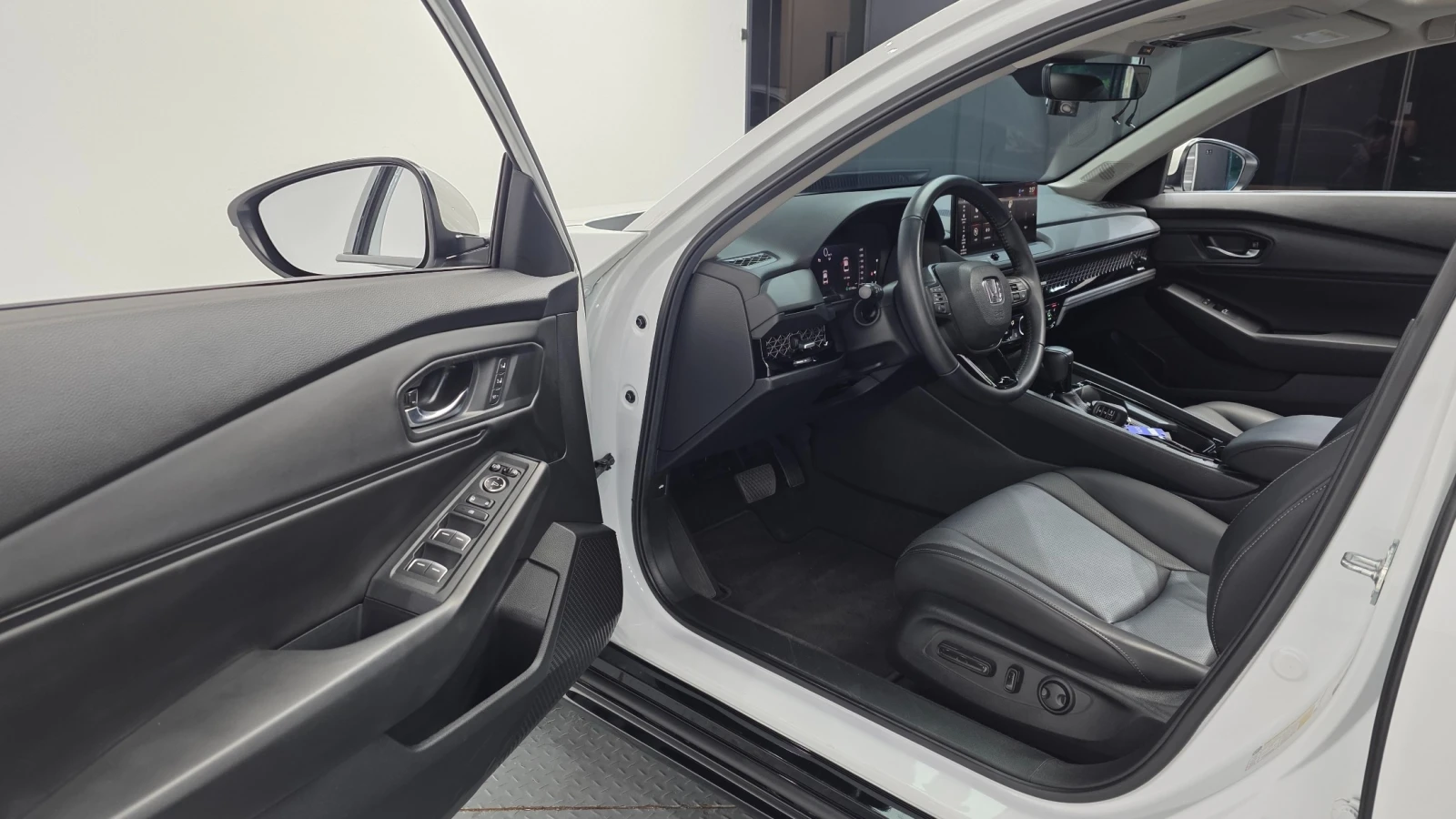 Honda Accord 1.5T * DISTR * ЛЮК * КАМЕРА * ПОДГРЕВ, снимка 11 - Автомобили и джипове - 56119841