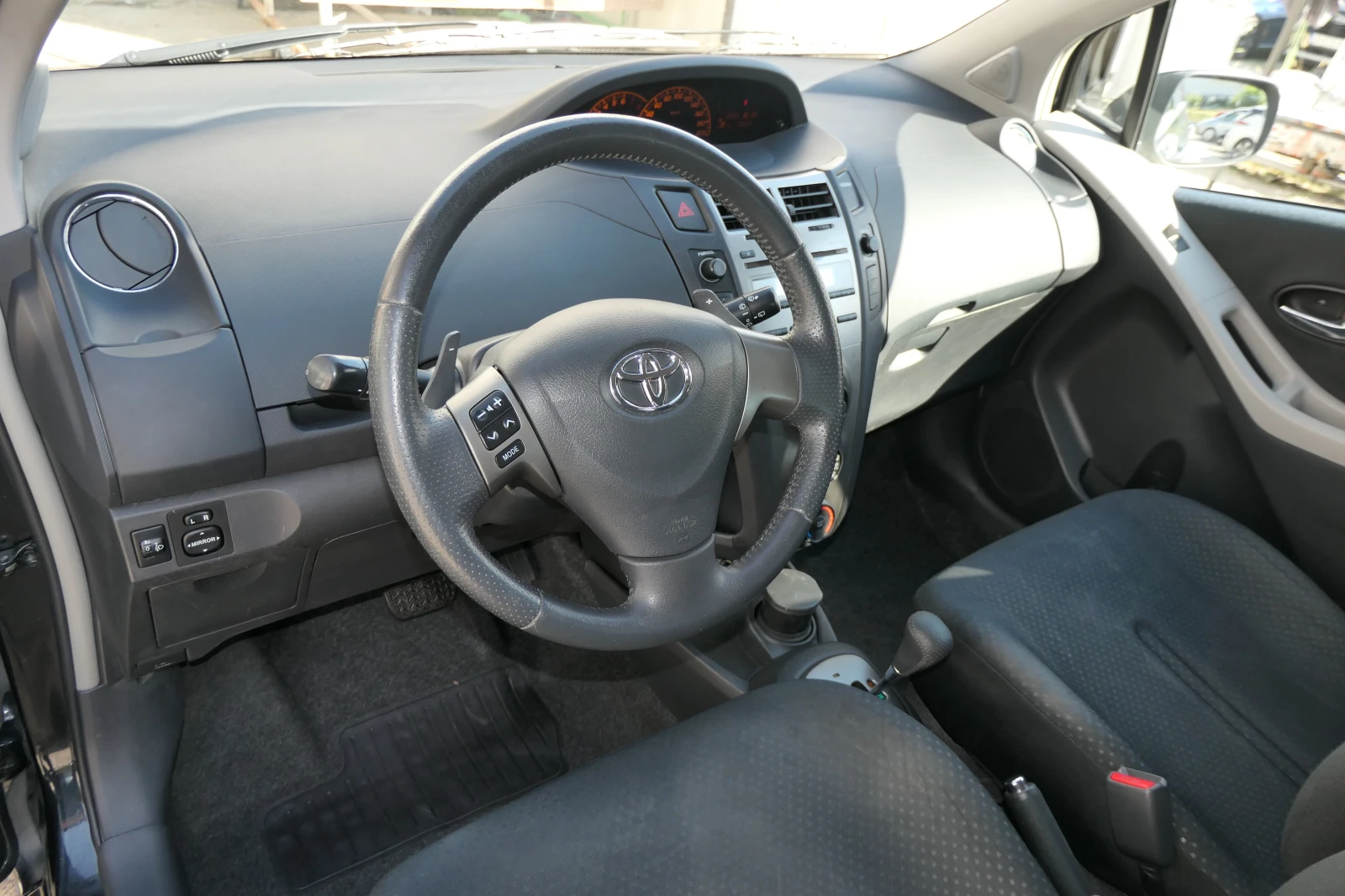 Toyota Yaris 1.33 Dual VVTI 101кс АВТОМАТ MMT SOL ДЖАНТИ - изображение 10