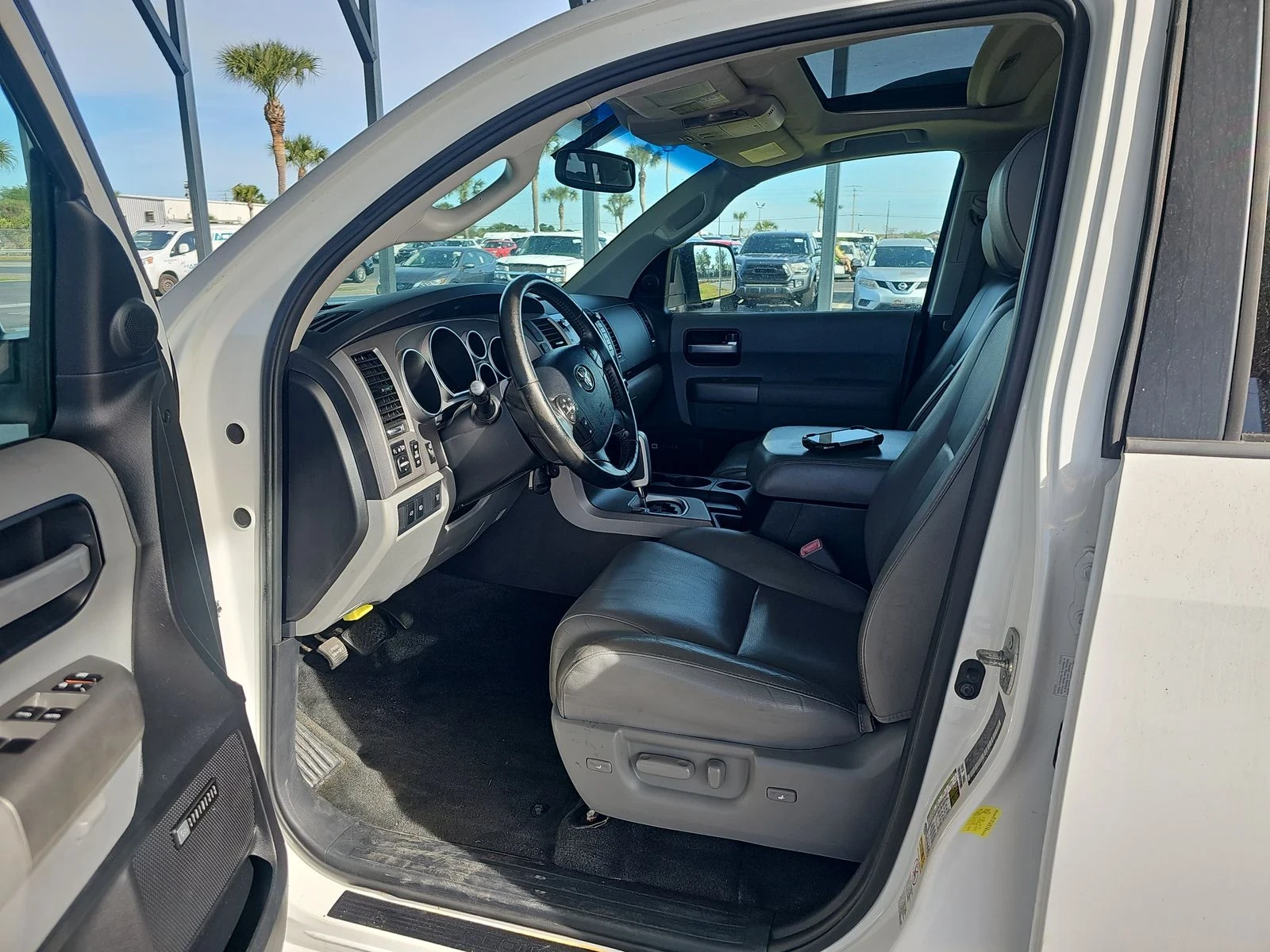 Toyota Sequoia  - изображение 9