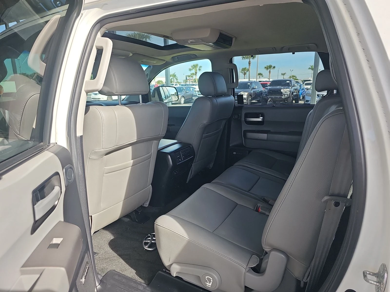 Toyota Sequoia  - изображение 2