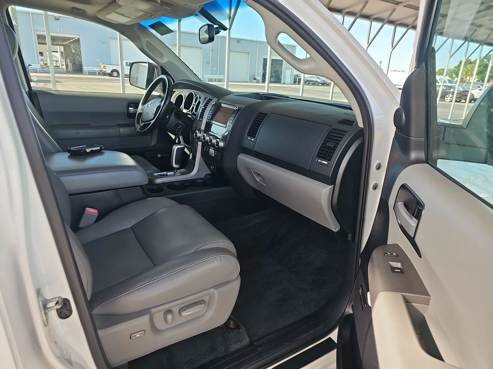 Toyota Sequoia  - изображение 3