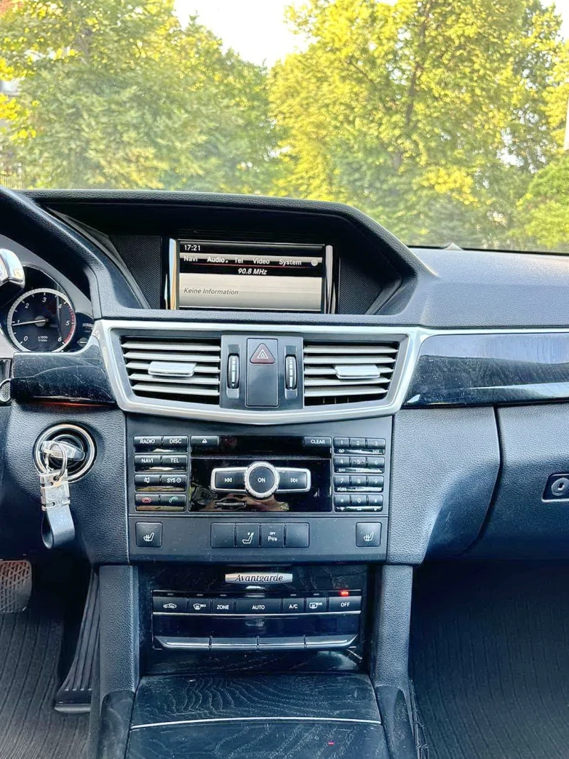 Mercedes-Benz E 300 BLUETEC HYBRID  AMG PACK , снимка 11 - Автомобили и джипове - 52037537