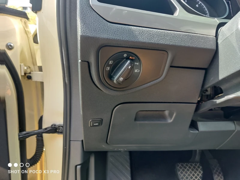 VW Touran 2.0 Tdi, снимка 9 - Автомобили и джипове - 52565562