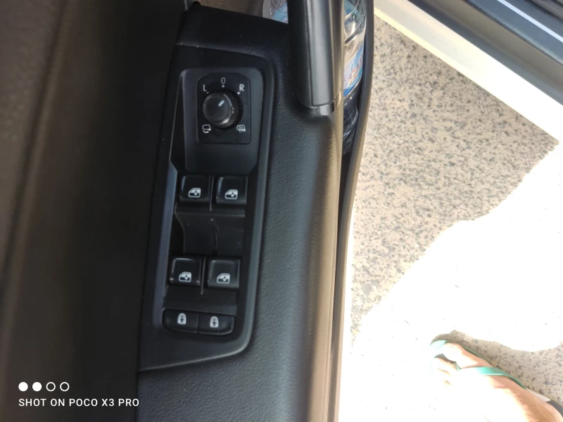 VW Touran 2.0 Tdi, снимка 10 - Автомобили и джипове - 52565562