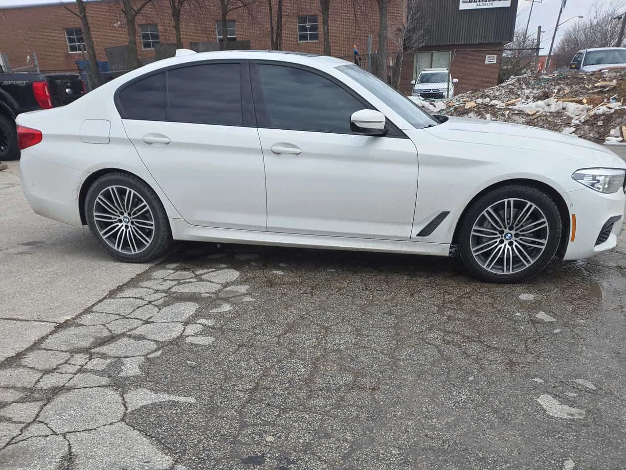 BMW 530 i xDrive/CARFAX/ШИБИДАХ/ПОДГРЕВИ, снимка 4 - Автомобили и джипове - 53925313