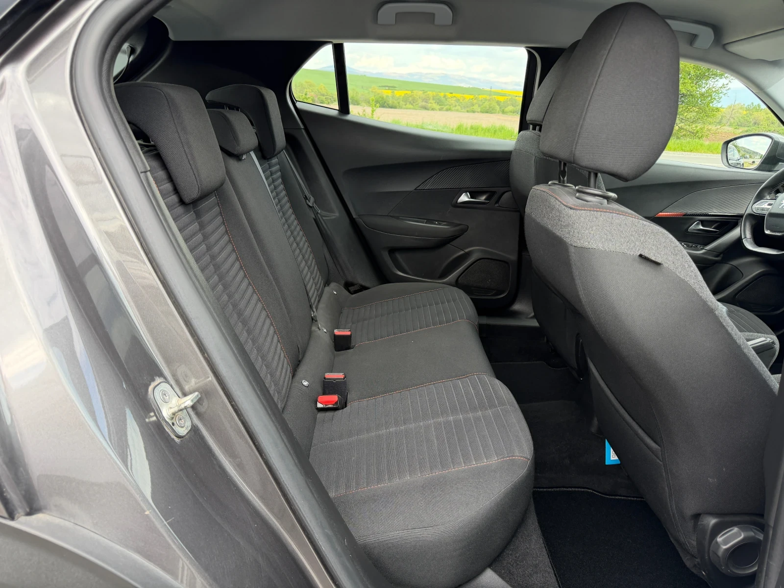 Peugeot 2008 1.2 Puretech , снимка 8 - Автомобили и джипове - 54378570