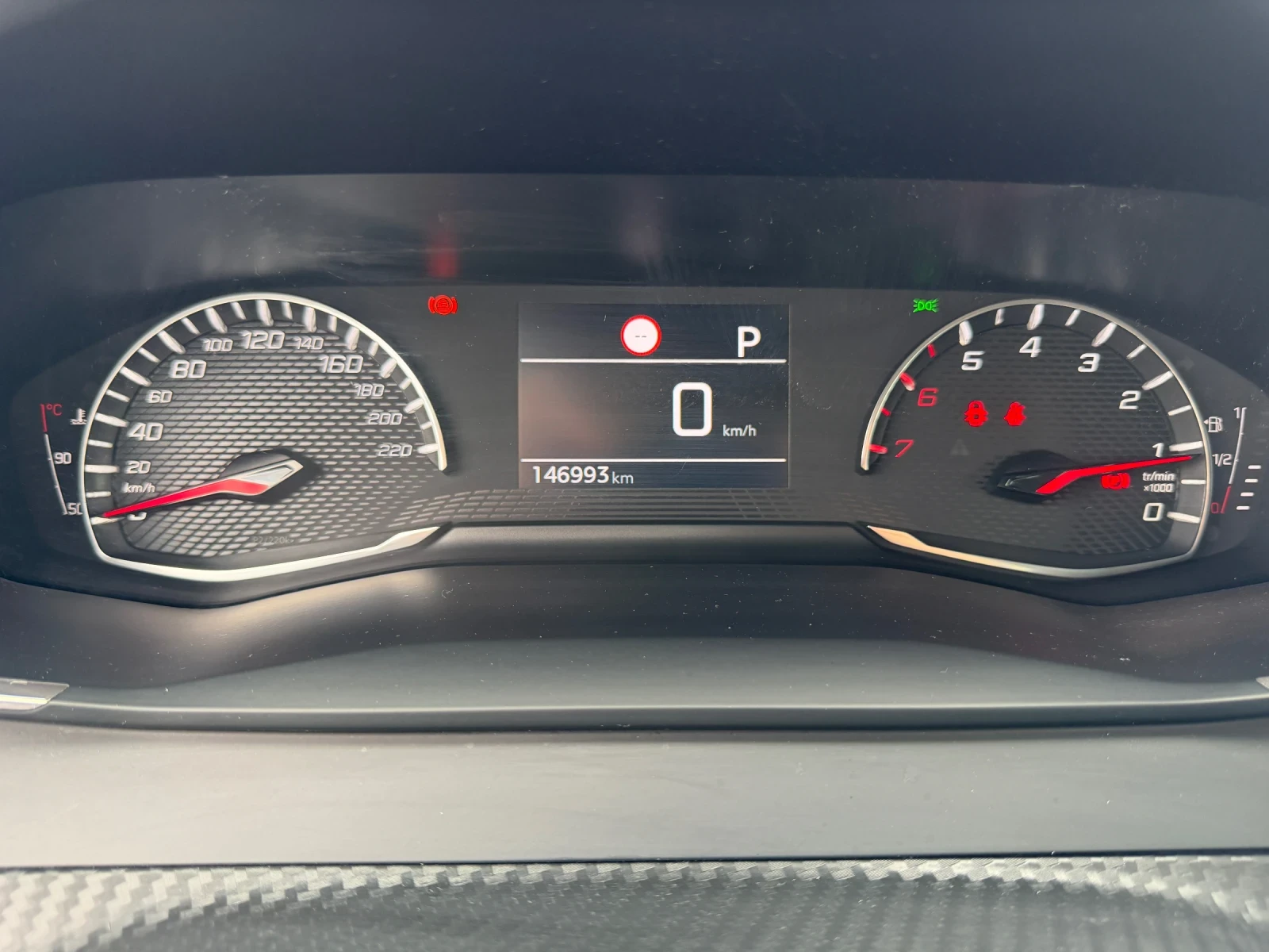 Peugeot 2008 1.2 Puretech , снимка 15 - Автомобили и джипове - 54378570