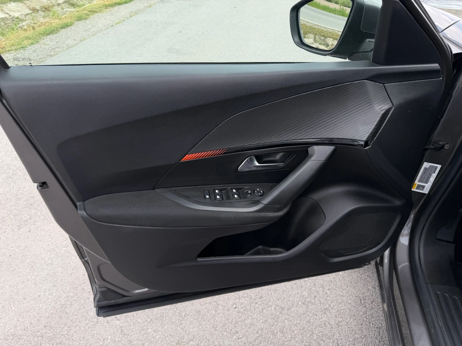 Peugeot 2008 1.2 Puretech , снимка 14 - Автомобили и джипове - 54378570