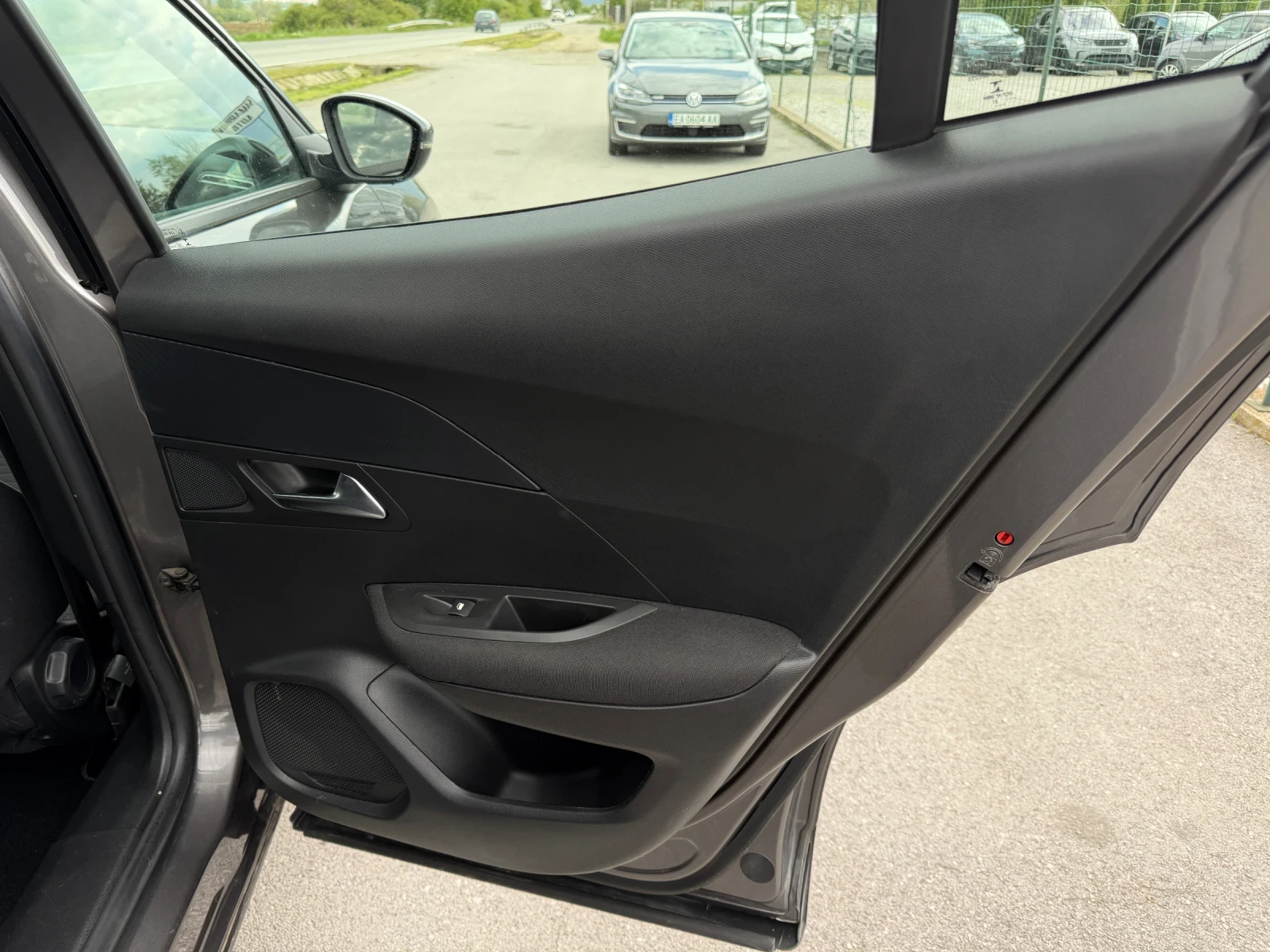 Peugeot 2008 1.2 Puretech , снимка 9 - Автомобили и джипове - 54378570