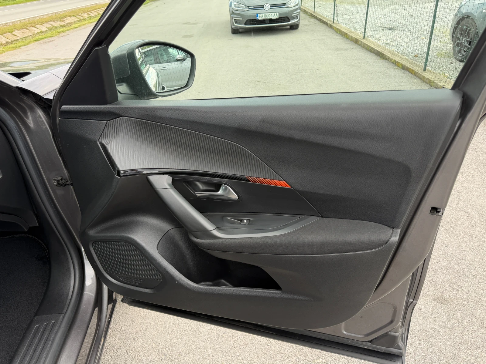 Peugeot 2008 1.2 Puretech , снимка 11 - Автомобили и джипове - 54378570
